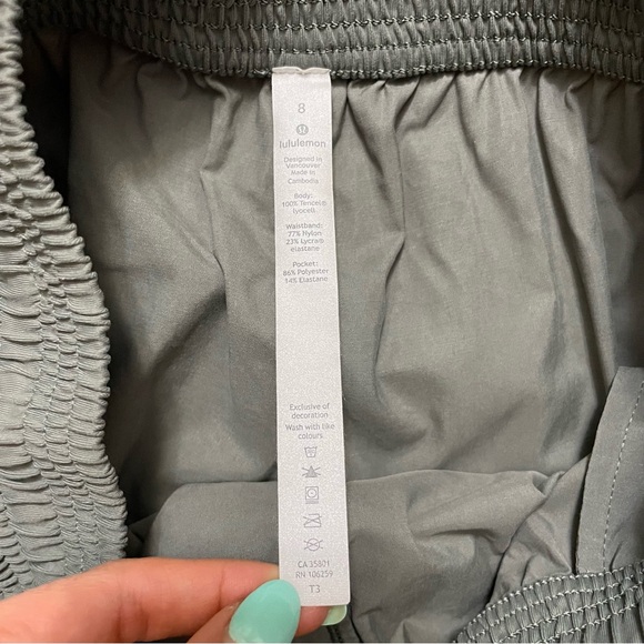 Lululemon shorts size 8 - Picture 10 of 12